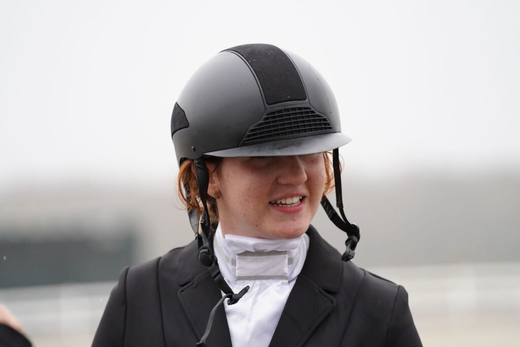 Sportivă Alpha Equestrian în echipament de concurs