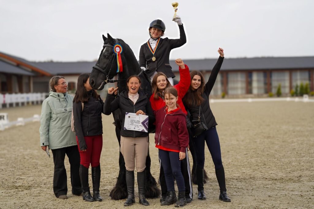 Echipa Alpha Equestrian alături de cal și călăreț la competiție